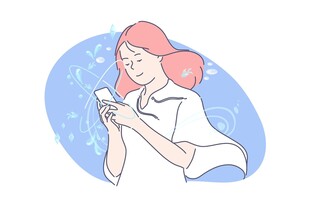 女孩专注玩手机画面