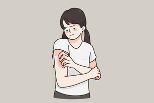 女孩挠手臂显不适