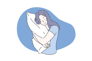 女孩拥吻抱枕的温馨画面