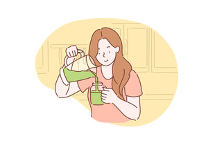 女孩手持绿植与饮品