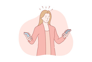 女子双手持手机画面
