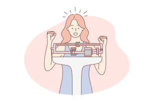 女性双手捧起多彩建筑物