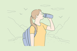 女孩背着书包正在喝水