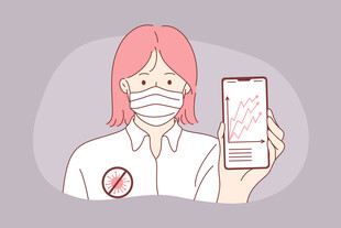 戴口罩女士展示健康码