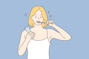 女子手持牙刷正在刷牙