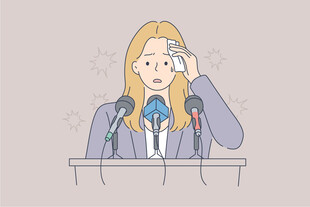 女发言人台前发言