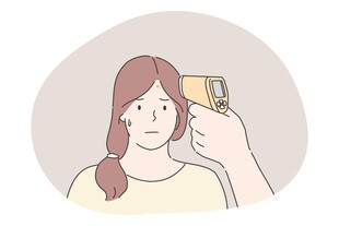 女孩手持相机准备拍照