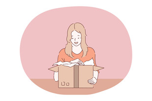 女子拆快递的温馨瞬间