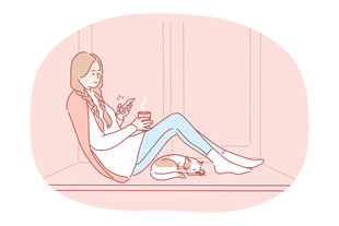 女孩惬意躺卧玩手机