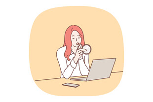 红发女子桌边用电脑喝咖啡