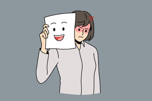 女孩手持笑脸面具