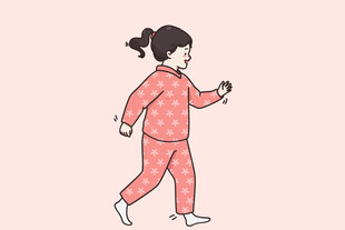 穿睡衣行走的小女孩