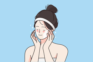 女孩享受面部护肤时刻