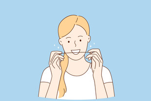 女孩双手拉开口部做检查