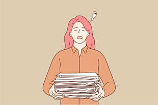 红发女子抱持一摞物品