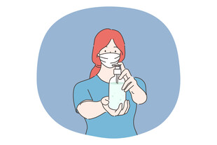 女子手持奶瓶戴口罩