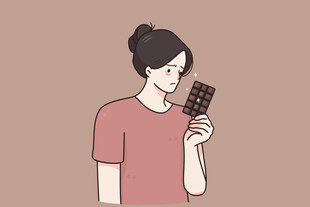 女孩手持巧克力