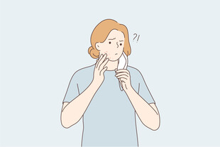 女性手持镜子护肤