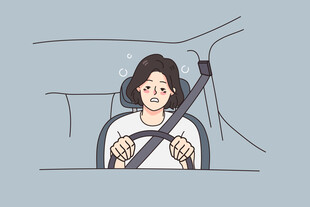 女子驾车系安全带画面