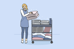 女子整理衣物于推车旁