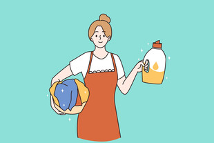 手持清洁用品的围裙女士