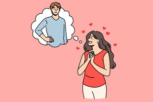 女孩陷入甜蜜遐想