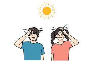 夏日男女遮阳表情苦恼
