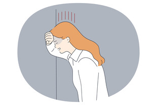 女子手扶额头显疲惫
