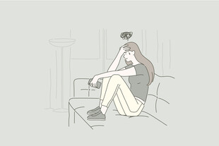 独坐沙发的沉思女孩