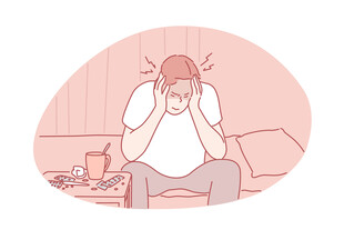 沙发上苦恼的男子