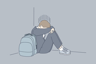 孤独角落的背包少年