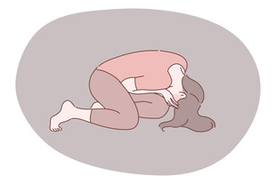 女孩居家惬意上网时刻