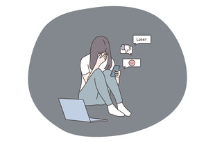 女孩宅家惬意上网时刻