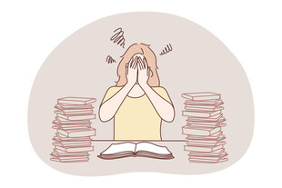 女孩被书堆环绕苦恼瞬间
