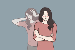 女孩背影与身后模糊人影