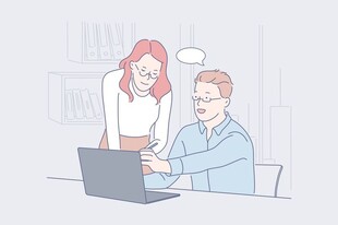 职场协作同事共同使用电脑
