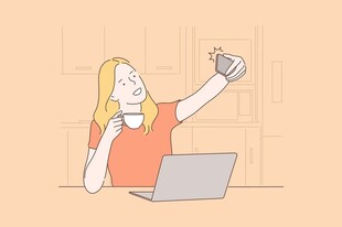 女子桌边举手机自拍