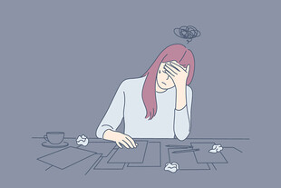 女子苦恼于桌上杂乱拼图