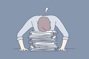 被文件淹没的疲惫上班族