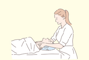 女性为他人做胸部按摩