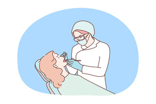 牙医为患者进行口腔治疗