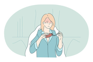 女子惬意享用热饮