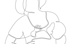 母亲怀抱中的婴儿