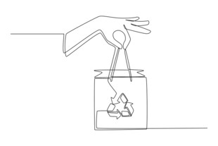 手扔垃圾进回收罐