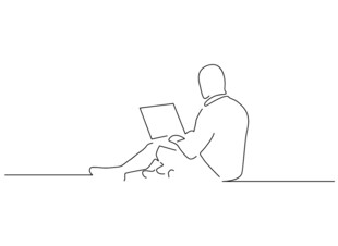 坐着用笔记本电脑的人