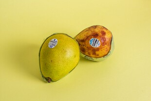 两个贴标番石榴