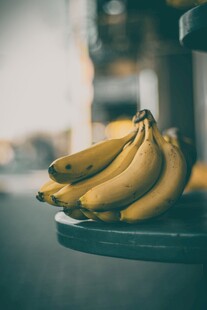 桌上摆放的新鲜黄香蕉