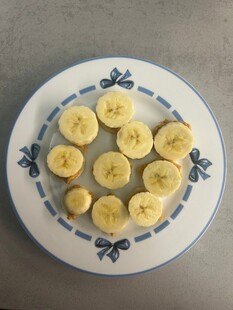 盘中切好的新鲜香蕉片