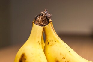 两根成熟的黄色香蕉