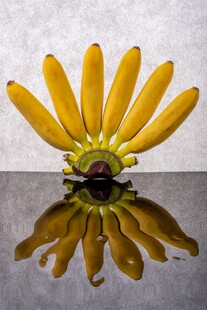 黄色香蕉摆成花状造型